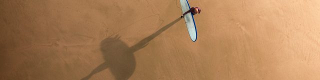 Surfeur solitaire vu du ciel à la plage des Gouillauds