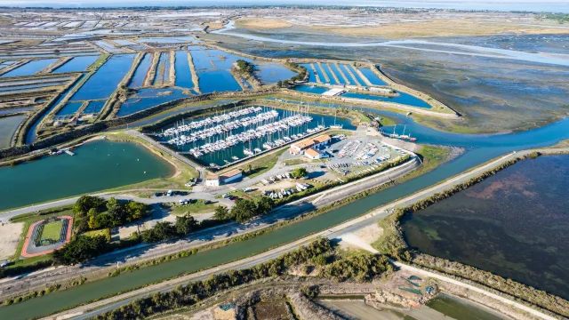 Vue aérienne des marais salants avec la base nautique d'Ars-en-Ré au centre.