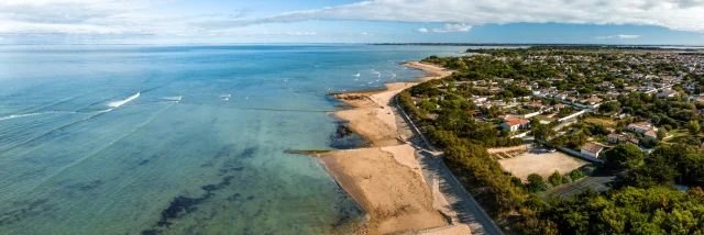 Vue aérienne de la plage des Portes-en-Ré avec la mer et le littoral.