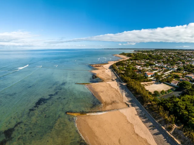 Vue aérienne de la plage des Portes-en-Ré avec la mer et le littoral.