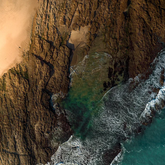 Vue aérienne d'une côte rocheuse avec des vagues.