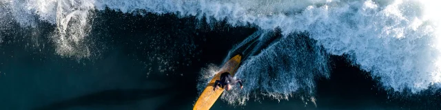 Surfer sur une vague