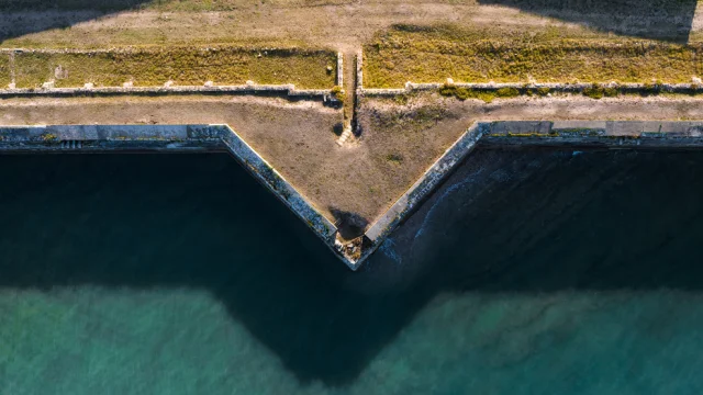 Vue aérienne du fort La Prée à La Flotte, entouré par la mer.