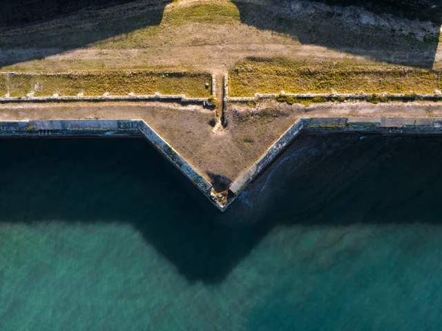 Vue aérienne du fort La Prée à La Flotte, entouré par la mer.