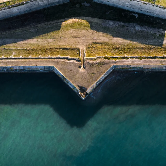 Vue aérienne du fort La Prée à La Flotte, entouré par la mer.