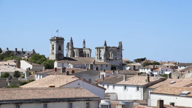 Vue des toits de Saint-Martin-de-Ré avec l'église en ruine en arrière-plan.