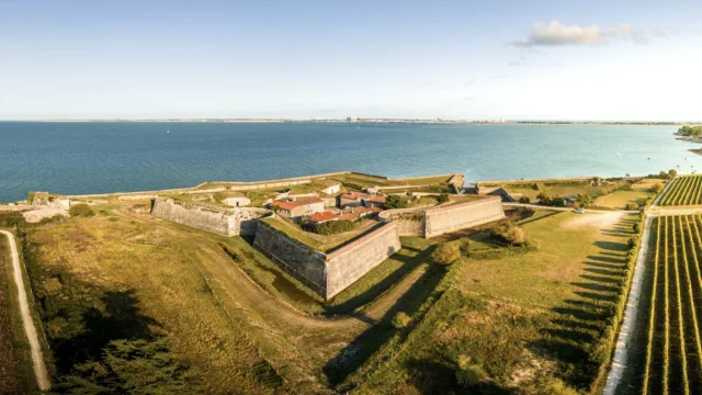 Vue aérienne du fort La Prée à La Flotte avec la mer en arrière-plan.