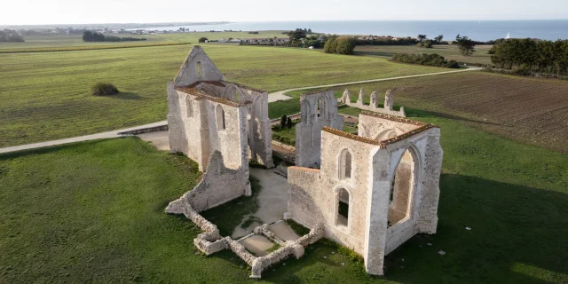 Vue aérienne de l'abbaye des Châteliers dans un champ.