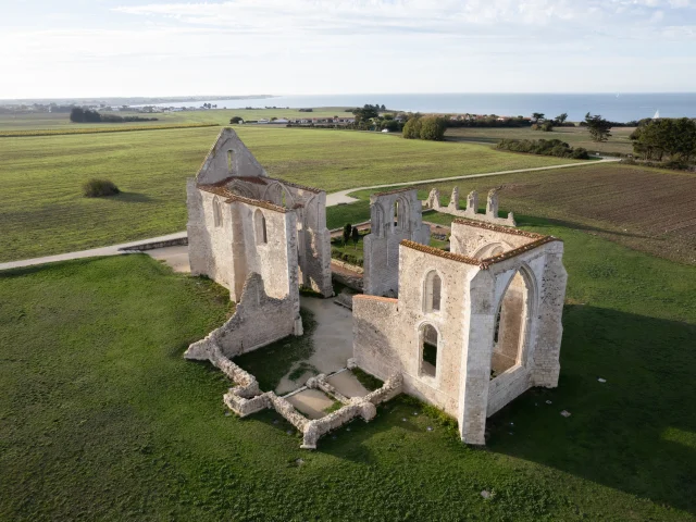 Vue aérienne de l'abbaye des Châteliers dans un champ.