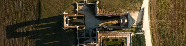 Vue aérienne des ruines de l'abbaye des Châteliers.