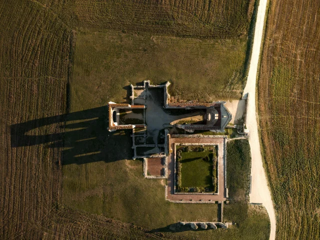 Vue aérienne des ruines de l'abbaye des Châteliers.