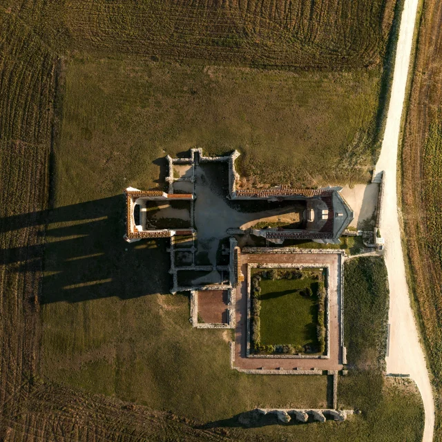 Vue aérienne des ruines de l'abbaye des Châteliers.