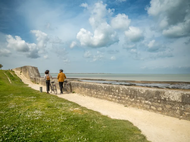 Cycliste sur le front de mer de Saint-Martin-de-Ré.