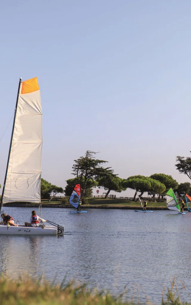 Catamaran sur plan d'eau du centre nautique de La Couarde.