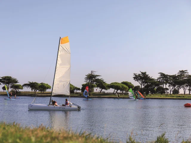 Catamaran sur plan d'eau du centre nautique de La Couarde.