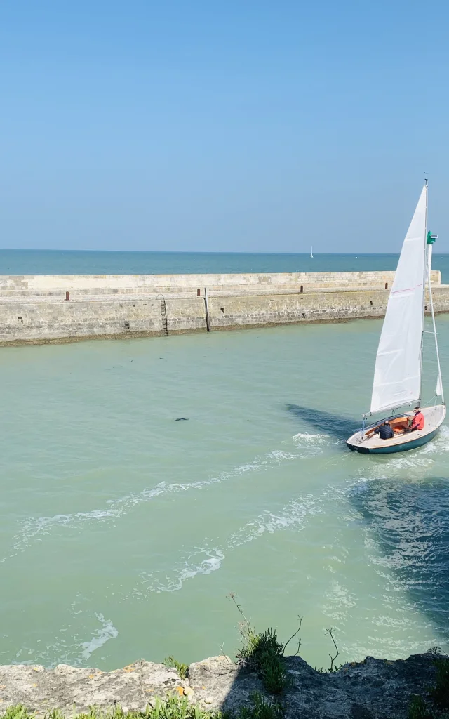 Bateau naviguant vers le port de Saint-Martin-de-Ré sous un ciel bleu