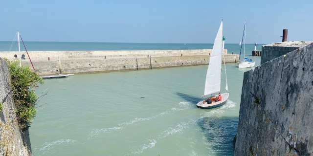 Bateau naviguant vers le port de Saint-Martin-de-Ré sous un ciel bleu