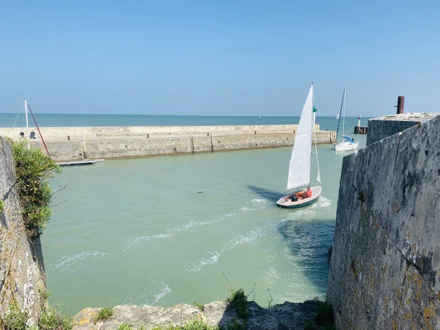 Bateau naviguant vers le port de Saint-Martin-de-Ré sous un ciel bleu