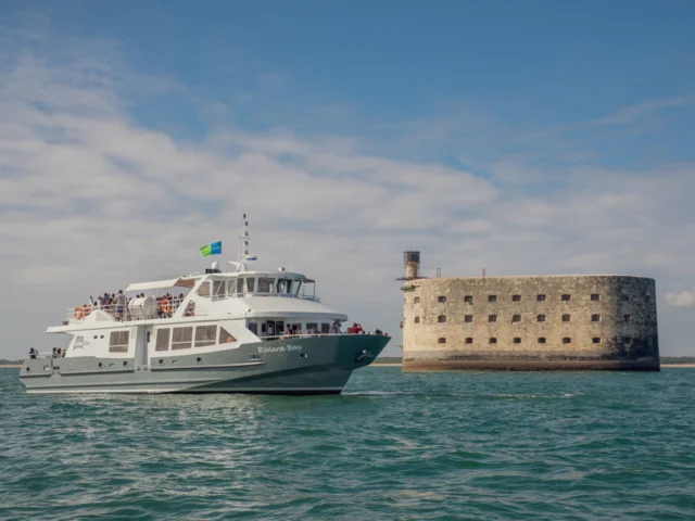 Un bateau de croisière navigue devant le fort Boyard.