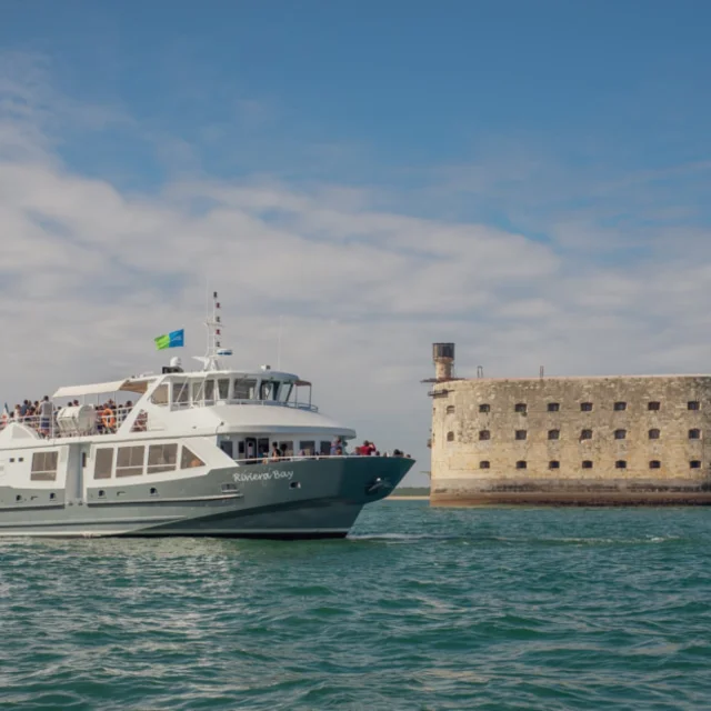 Un bateau de croisière navigue devant le fort Boyard.