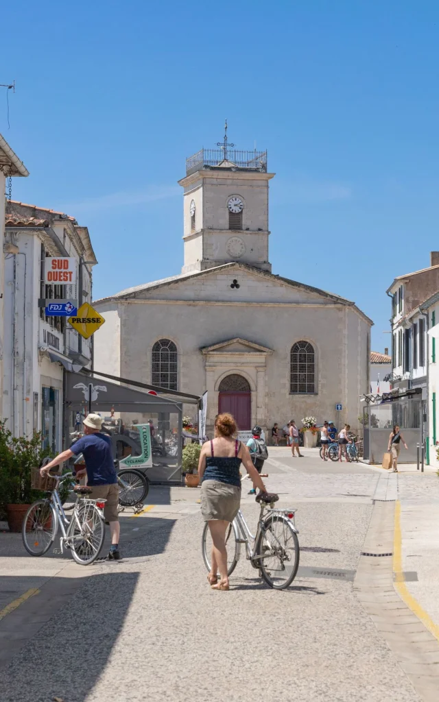 Rue centrale du Bois-Plage-en-Ré avec des cyclistes.