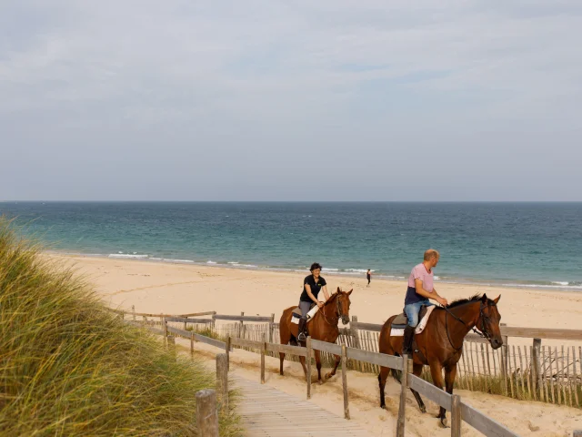 Personnes faisant une balade à cheval sur la plage du Petit Bec