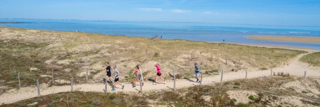 Coureurs sur la plage de la Loge