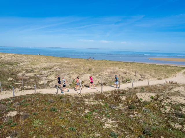 Coureurs sur la plage de la Loge