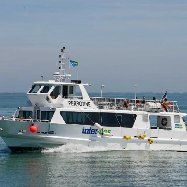 Un bateau de croisière navigue en direction d'Oléron.