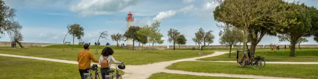 Groupe de cyclistes se reposant à Saint-Martin-de-Ré.