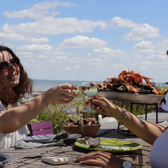 Dégustation de fruits de mer, vue sur la mer en arrière-plan.