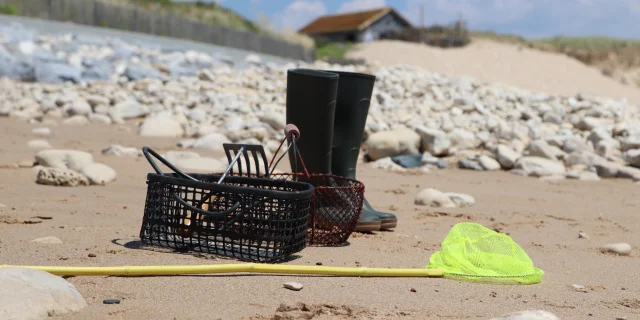 Bottes, paniers et épuisette pour la pêche à pied sur la plage de Sainte-Marie-de-Ré.