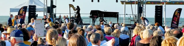 Concert en plein air à Rivedoux avec une foule rassemblée devant une scène.