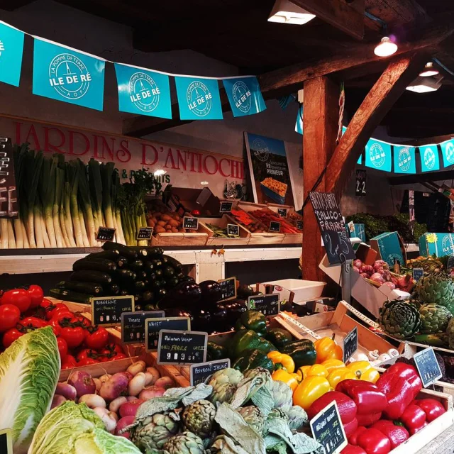 Un étal de fruits et légumes au marché couvert de La Flotte, île de Ré.