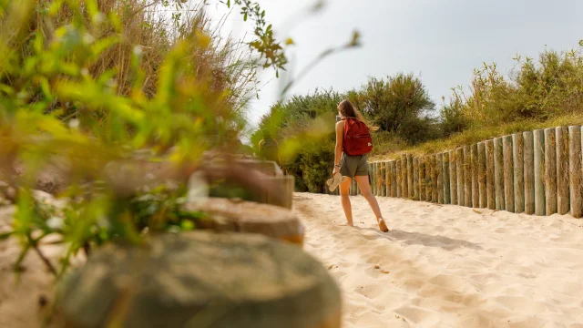 Femme entrant sur la plage de Montamer à Sainte-Marie