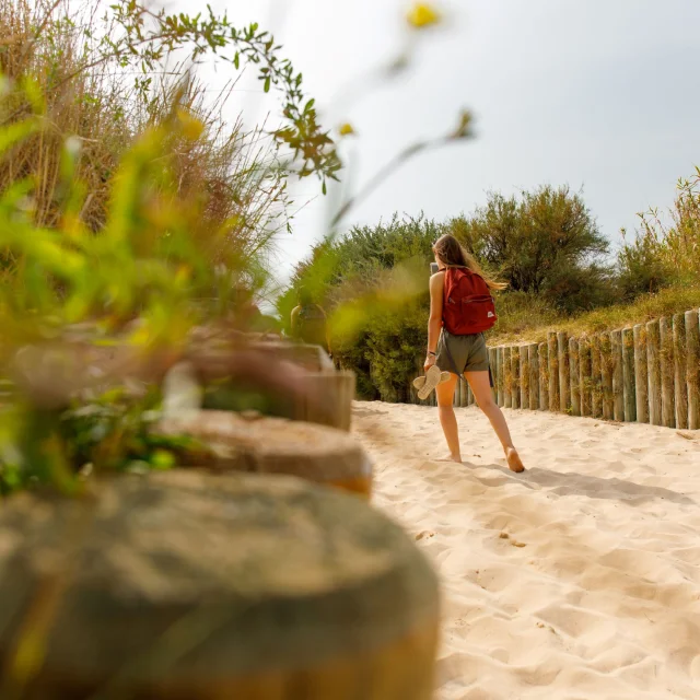 Femme entrant sur la plage de Montamer à Sainte-Marie