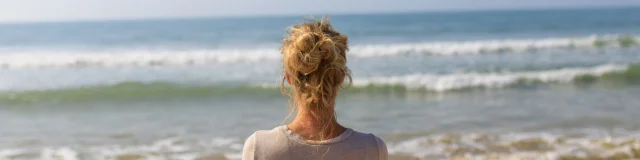 Femme regardant la mer sur la plage des Gollandières.