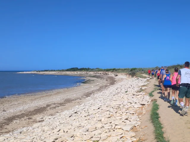 Groupe de personnes faisant du footing sur une plage de Sainte-Marie-de-Ré.