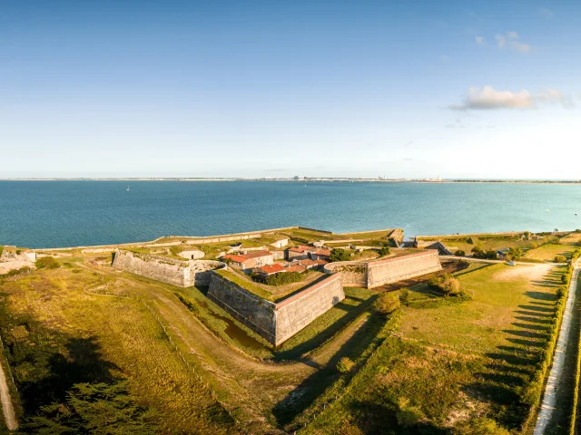 Vue aérienne du fort La Prée à La Flotte