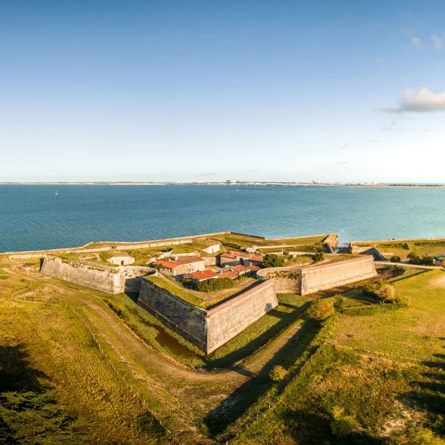 Vue aérienne du fort La Prée à La Flotte