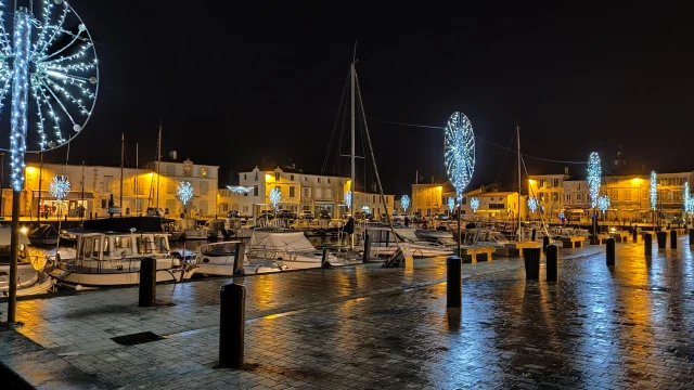 Éclairages festifs au port de La Flotte à Noël.