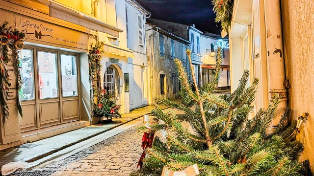 Rue piétonne de La Flotte décorée avec des illuminations de Noël.