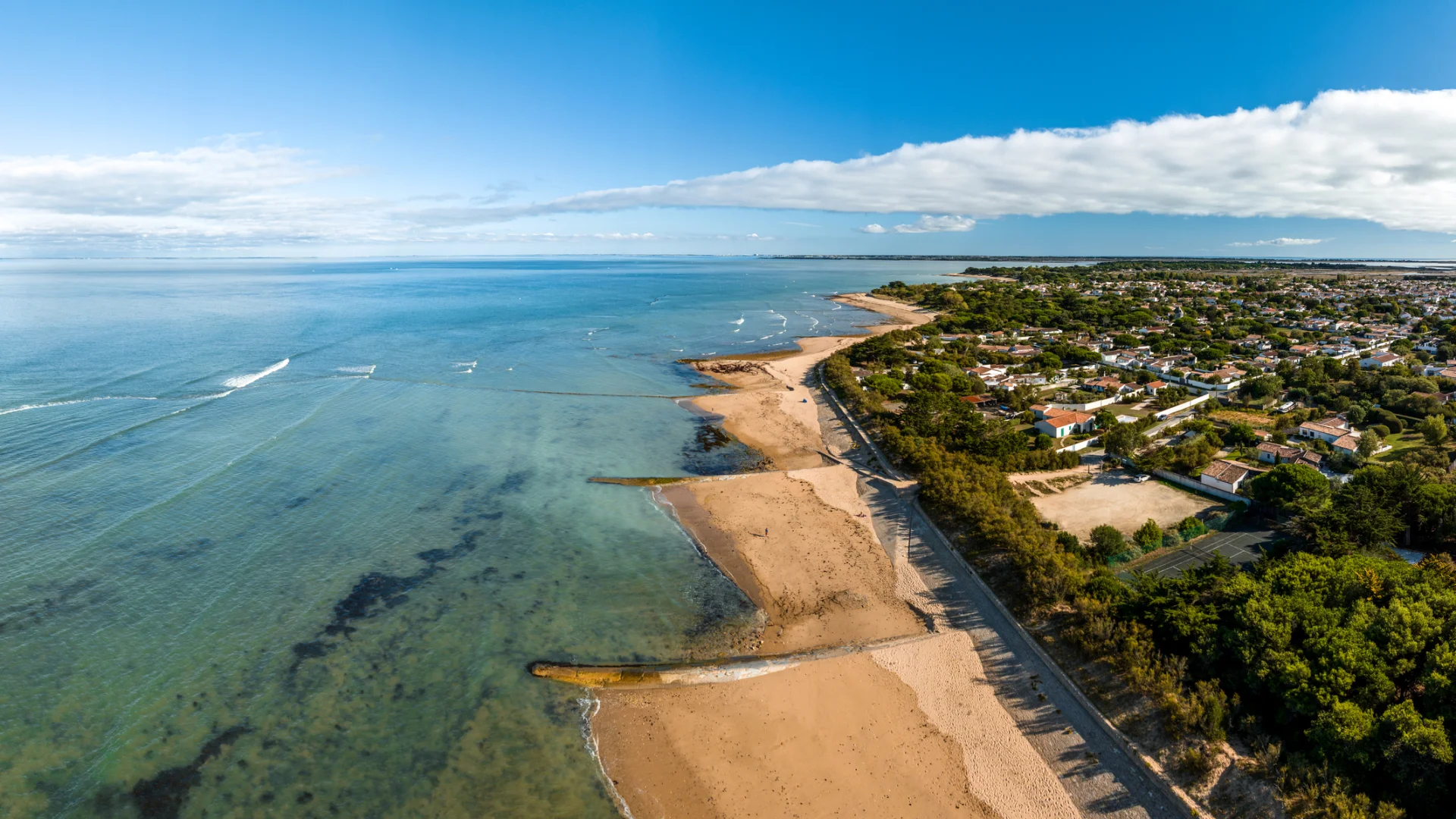 Vue aérienne panoramique de la plage du Gros Jonc aux Portes-en-Ré de l'île de Ré.