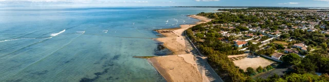 Vue aérienne panoramique de la plage du Gros Jonc aux Portes-en-Ré de l'île de Ré.