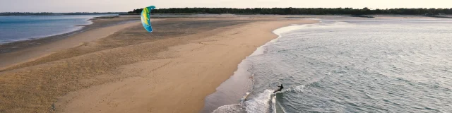 Kitesurfer sur l'eau près de la plage des Portes-en-Ré.