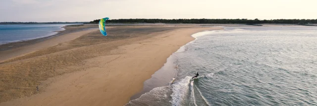 Kitesurfer sur l'eau près de la plage des Portes-en-Ré.