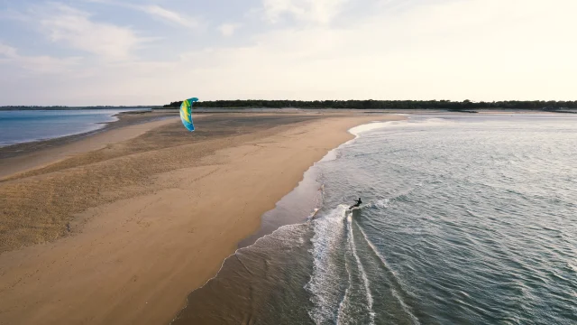 Kitesurfer sur l'eau près de la plage des Portes-en-Ré.