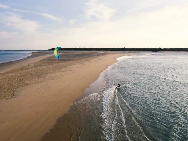 Kitesurfer sur l'eau près de la plage des Portes-en-Ré.