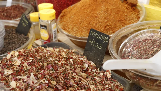 Épices variées au marché couvert de Saint-Martin-de-Ré