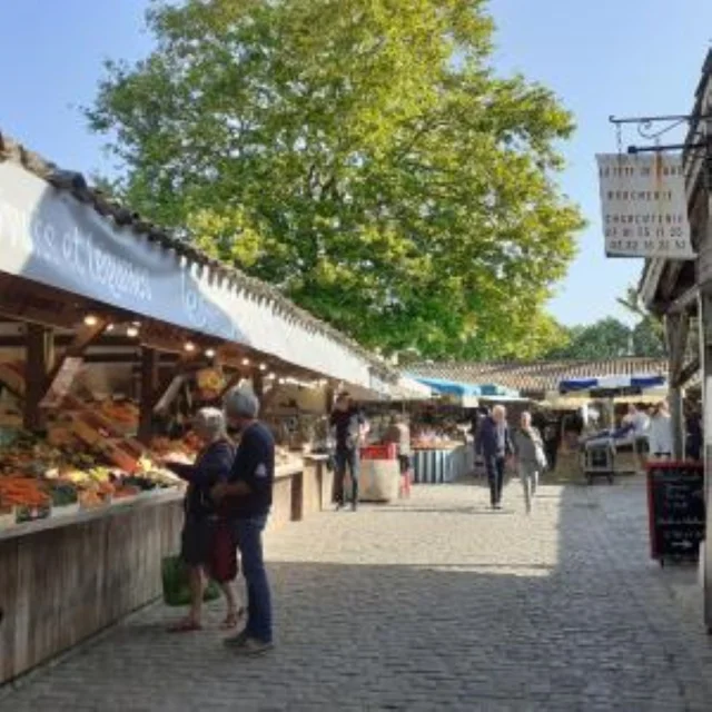 Scène animée d'un marché traditionnel à La Flotte.